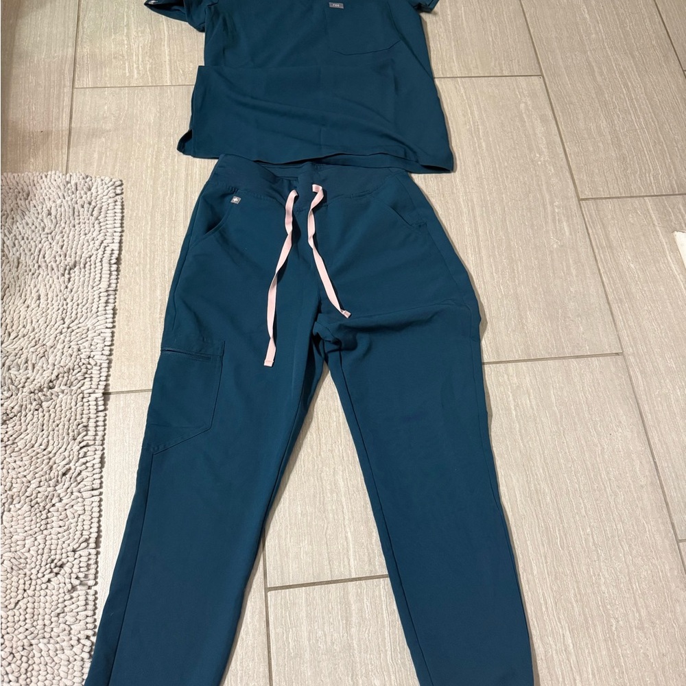 Figs womens Caribbean blue figs. Small joggers, medium top